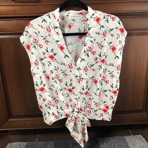 🌺🌼NWOT Triple Seven Front Tie Floral V-Neck Top